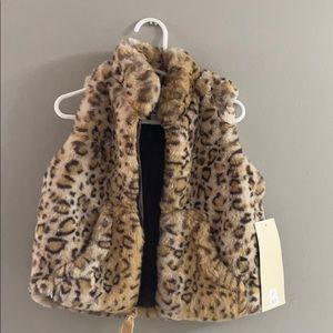 2T girl faux fur vest, tags on, never worn